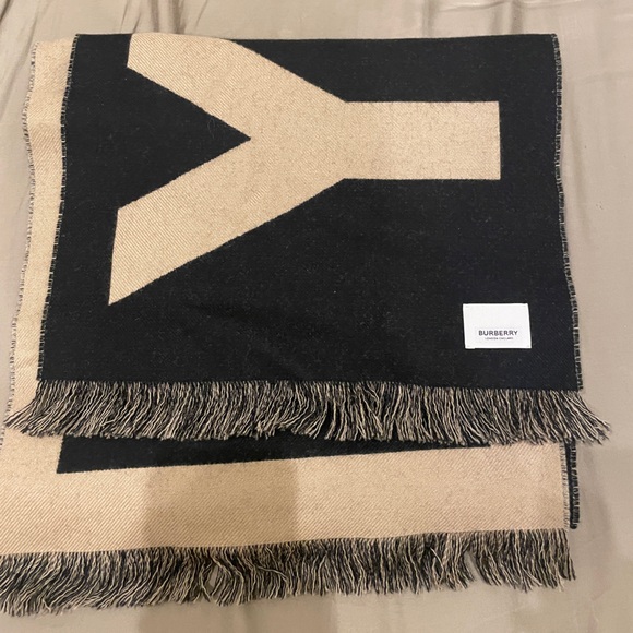 Burberry logo wool scarf - Picture 7 of 7